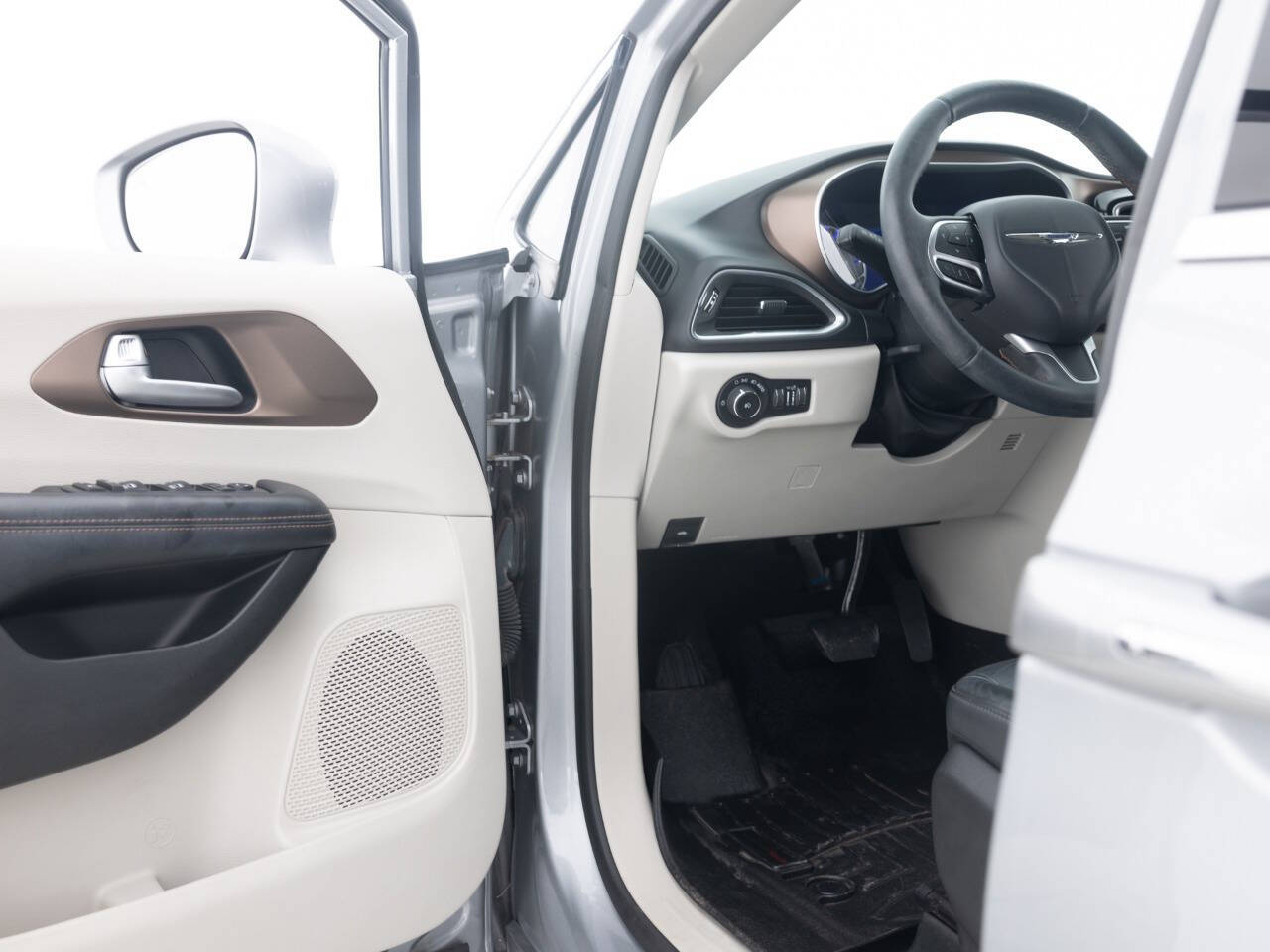 Used Car 2017 Chrysler Pacifica  Touring L Plus 4dr Mini Van For Sale Under $12,000 In Coal City, Illinois