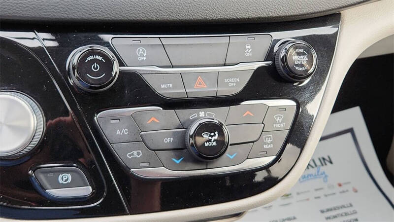 2022 Chrysler Voyager LX