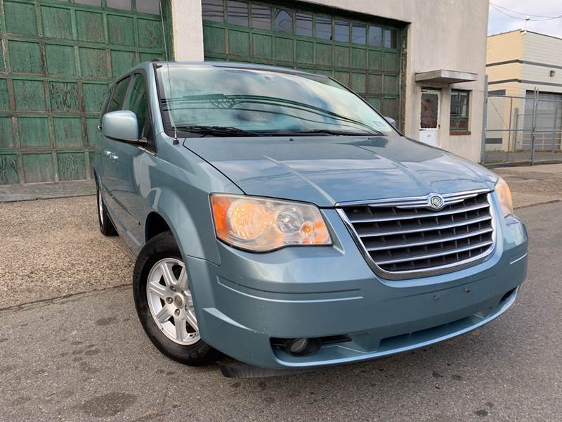 2010 Chrysler Town and Country for sale at Illinois Auto Sales in Paterson NJ