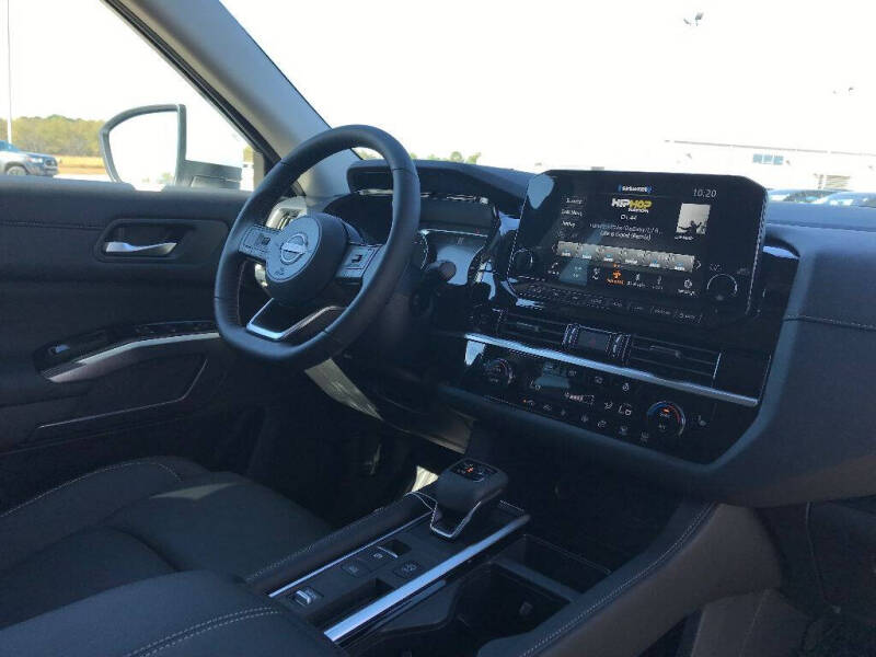 2025 Nissan Pathfinder SL