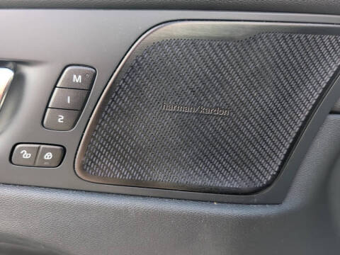 2023 Volvo XC60 B5 Plus Dark Theme