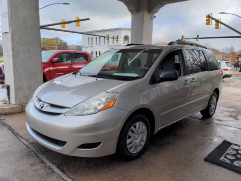 2007 Toyota Sienna for sale at ROBINSON AUTO BROKERS in Dallas NC