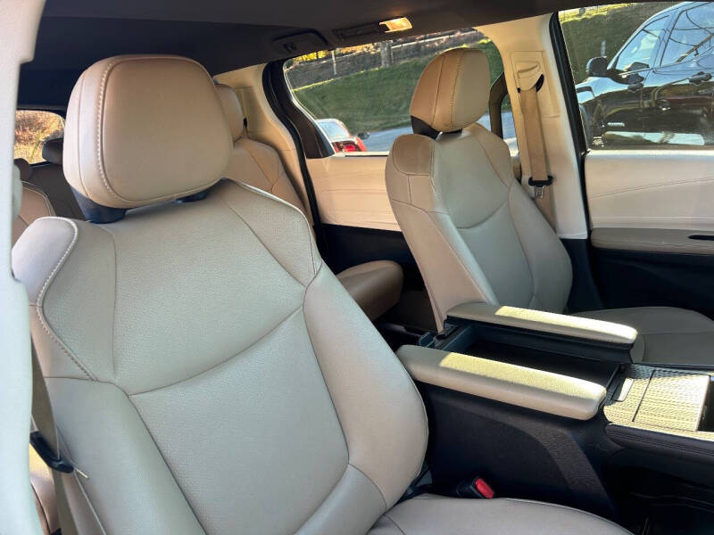 2022 Toyota Sienna XLE 8-Passenger