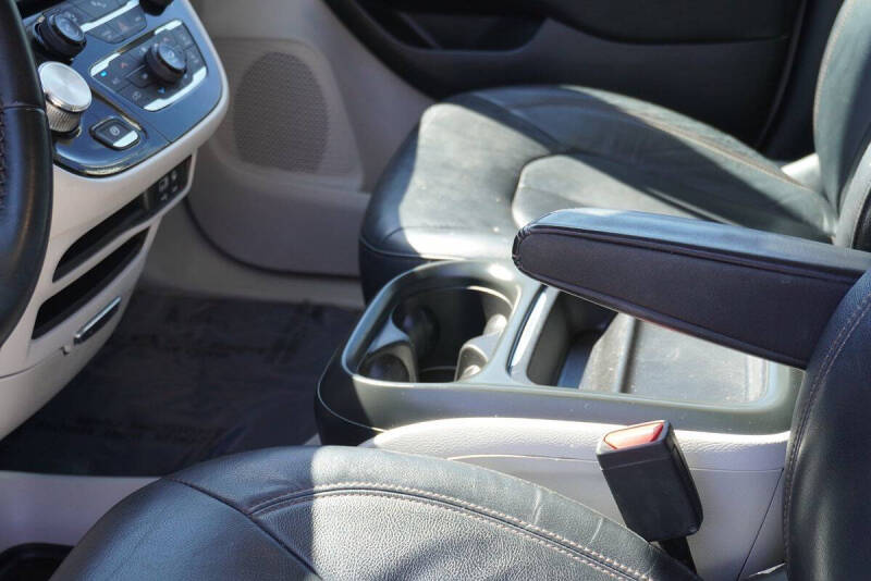 2017 Chrysler Pacifica Touring-L
