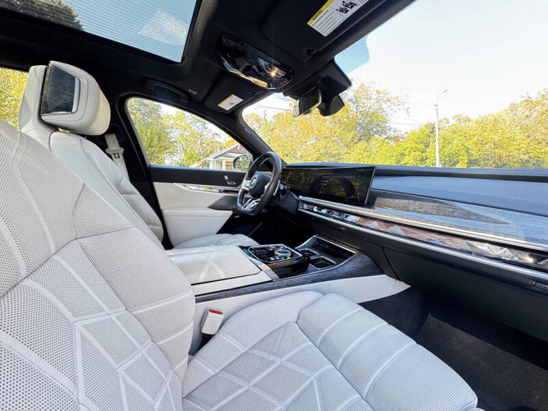 2023 BMW 7 Series 740i