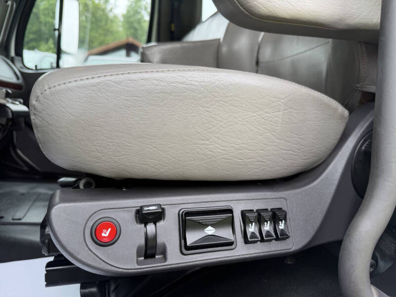 2019 Freightliner Business class M2