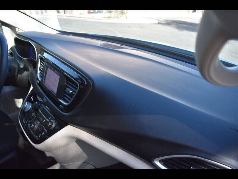 2022 Chrysler Voyager LX