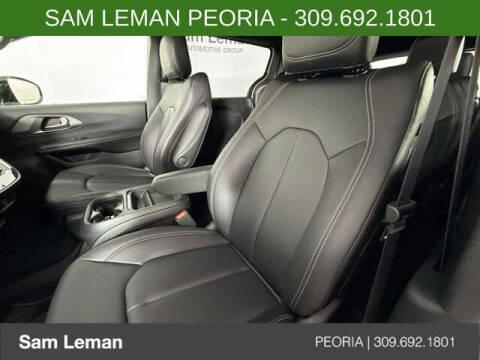 2027 Chrysler Pacifica Select