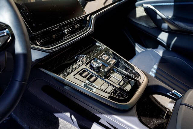 2025 Aston Martin DBX 707