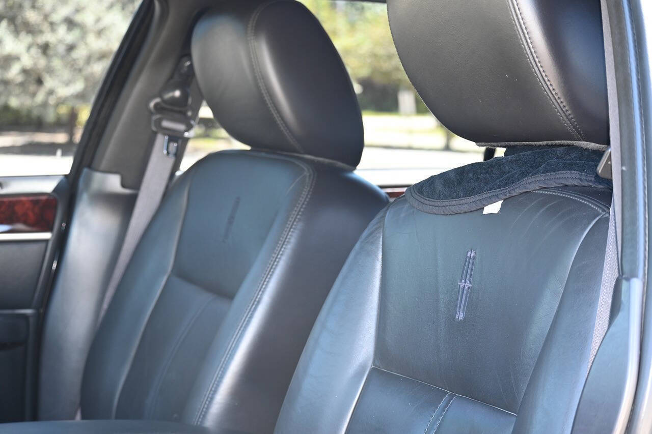 2011 Lincoln Town Car 13