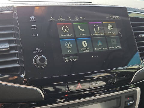 2019 Honda Pilot Touring w/Rear Captain's Chairs