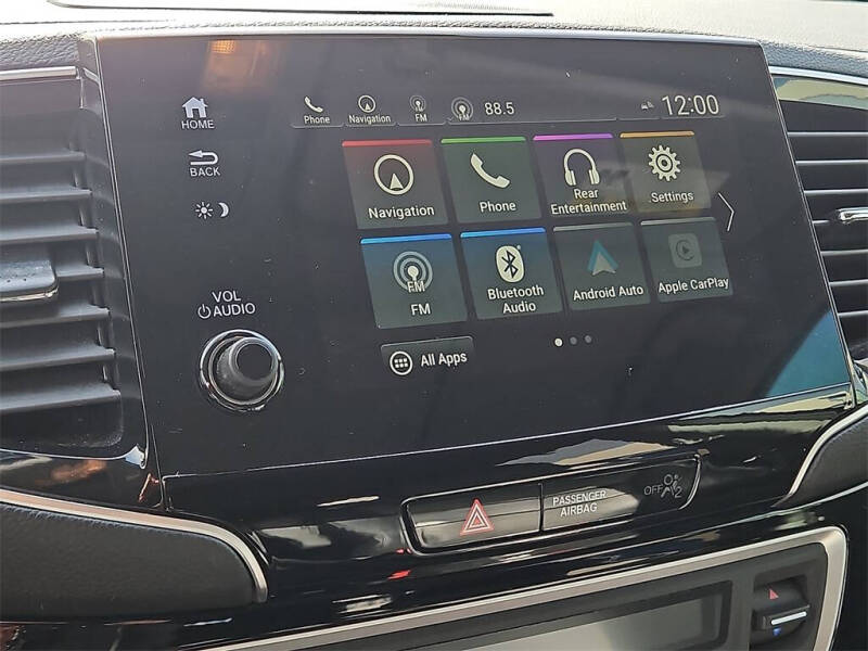 2019 Honda Pilot Touring w/Rear Captain's Chairs