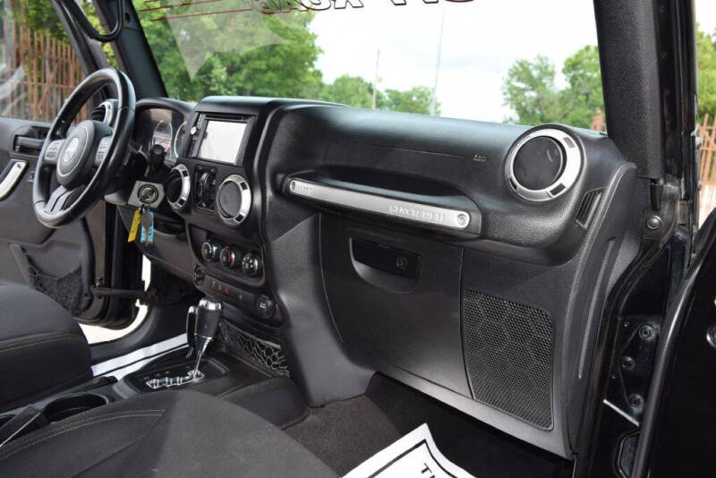 2015 Jeep Wrangler Unlimited Sahara photo 23