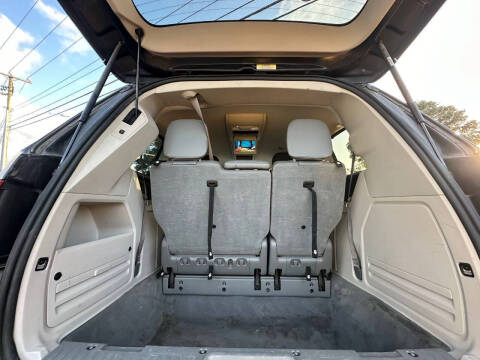 2011 Volkswagen Routan SE