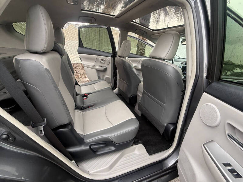 2017 Toyota Prius v Five