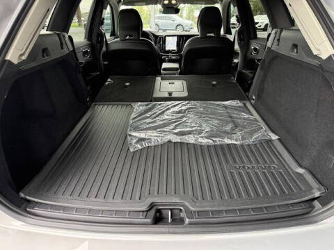 2024 Volvo XC60 B5 Core Dark Theme