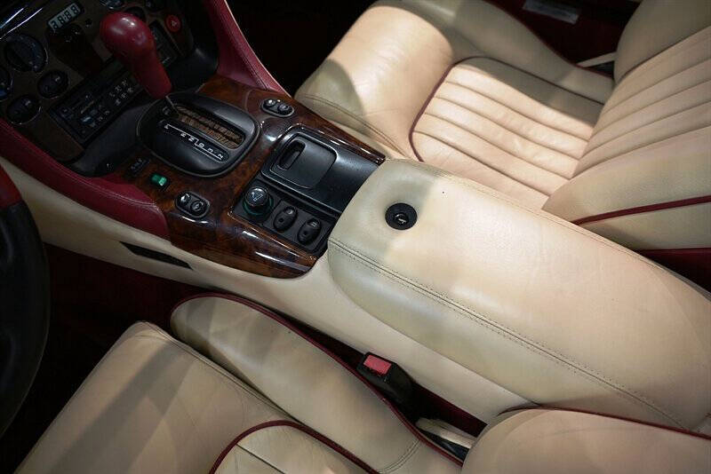 1997 Aston Martin DB7 25