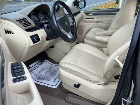 2010 Volkswagen Routan SE