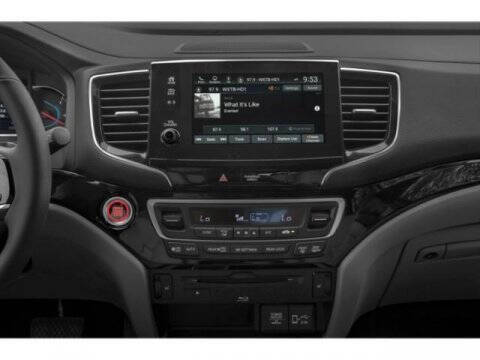 2021 Honda Pilot Touring w/Rear Captain's Chairs