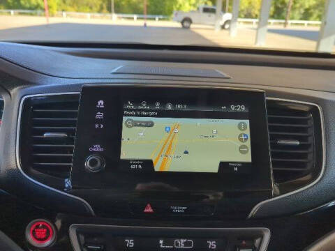 2022 Honda Pilot Touring w/Rear Captain's Chairs