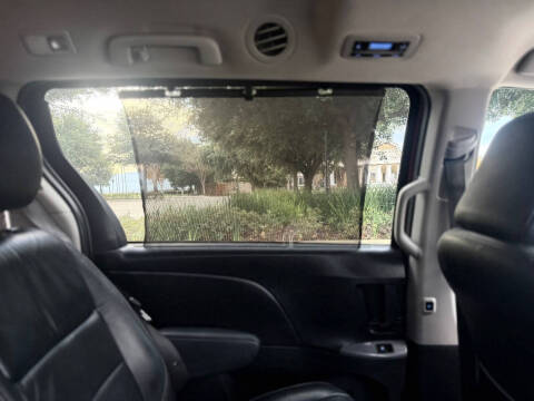 2017 Toyota Sienna SE Premium 8-Passenger