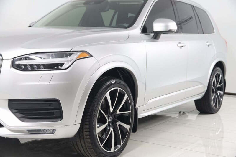 2022 Volvo XC90 T6 Momentum 7-Passenger