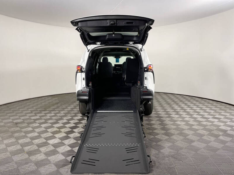 2025 Toyota Sienna LE 8-Passenger