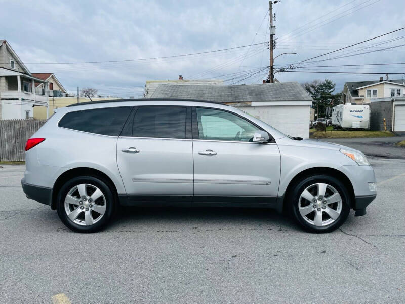 2009 Chevrolet Traverse LTZ photo 3