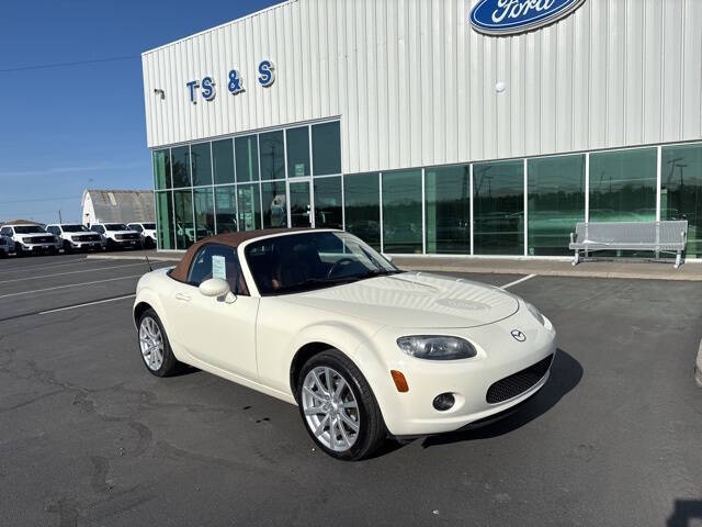 Used 2008 Mazda MX-5 Miata Grand Touring with VIN JM1NC25F780144985 for sale in Madras, OR