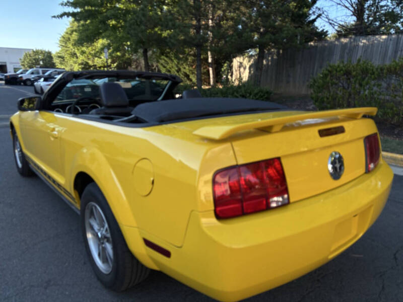2005 Ford Mustang V6 Deluxe