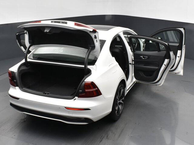 2024 Volvo S60 B5 Core Dark Theme