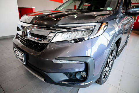 2022 Honda Pilot Touring w/Rear Captain's Chairs