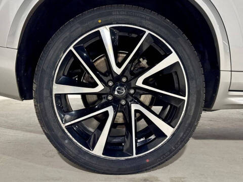 2022 Volvo XC90 T6 Momentum 6-Passenger