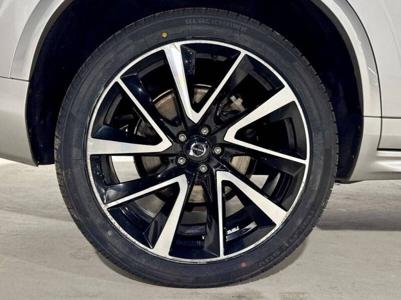 2022 Volvo XC90 T6 Momentum 6-Passenger