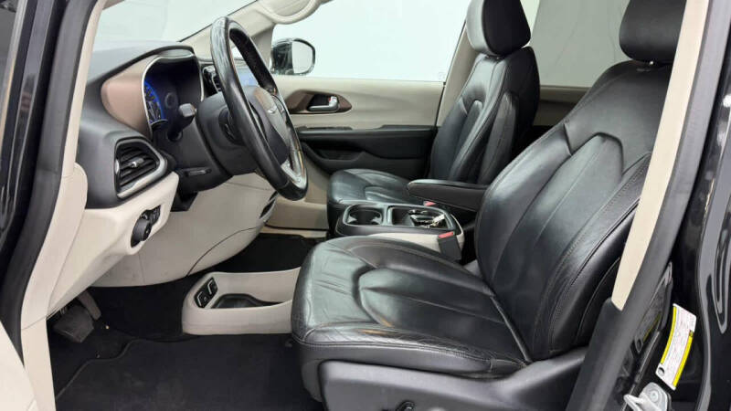 2017 Chrysler Pacifica Touring-L