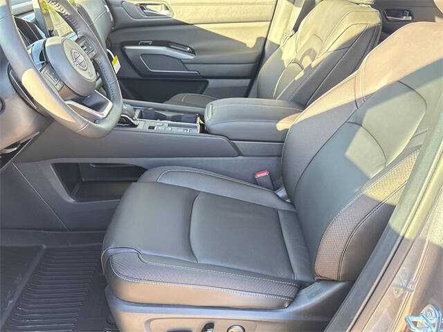 2025 Nissan Pathfinder SL