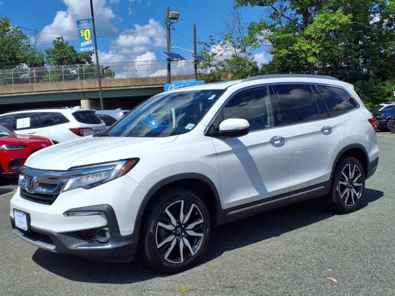 2022 Honda Pilot Touring w/Rear Captain's Chairs
