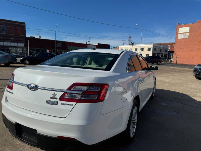 2015 Ford Taurus SE photo 10