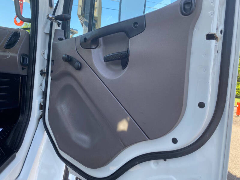 2009 Freightliner M2 106