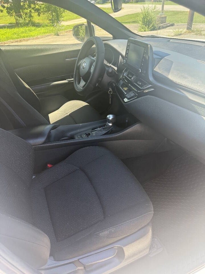 White 2019 Toyota C-HR XLE XLE 4dr Crossover 7