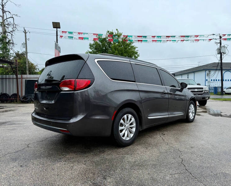 2017 Chrysler Pacifica Touring-L