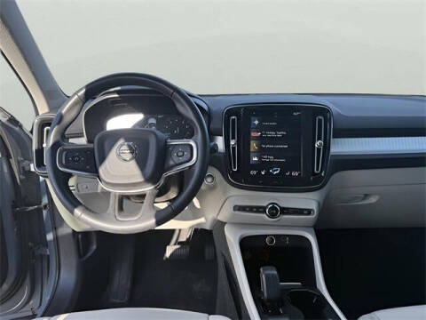 2022 Volvo XC40 T5 Momentum