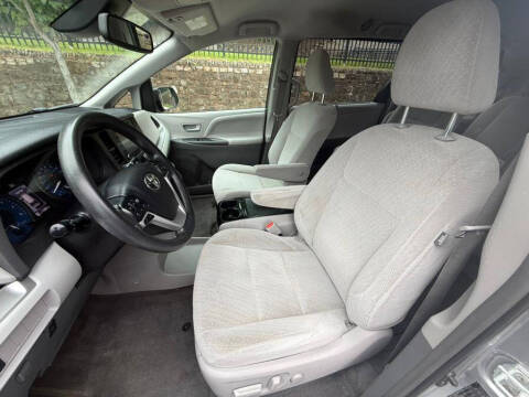 2018 Toyota Sienna LE 7-Passenger