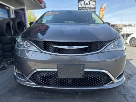 2017 Chrysler Pacifica Touring-L