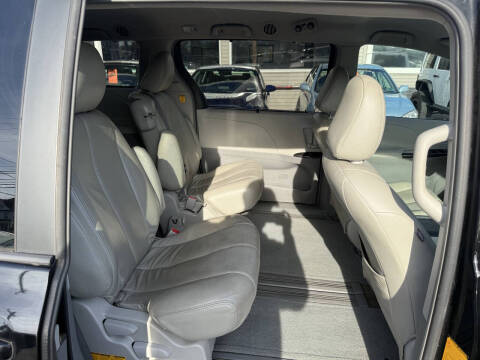 2011 Toyota Sienna LE 7-Passenger Auto Access Seat