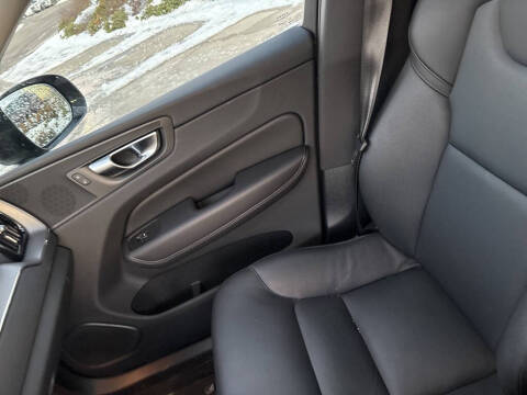 2025 Volvo XC60 B5 Core Dark Theme