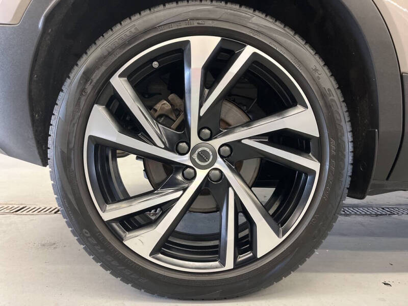 2022 Volvo XC40 T5 R-Design