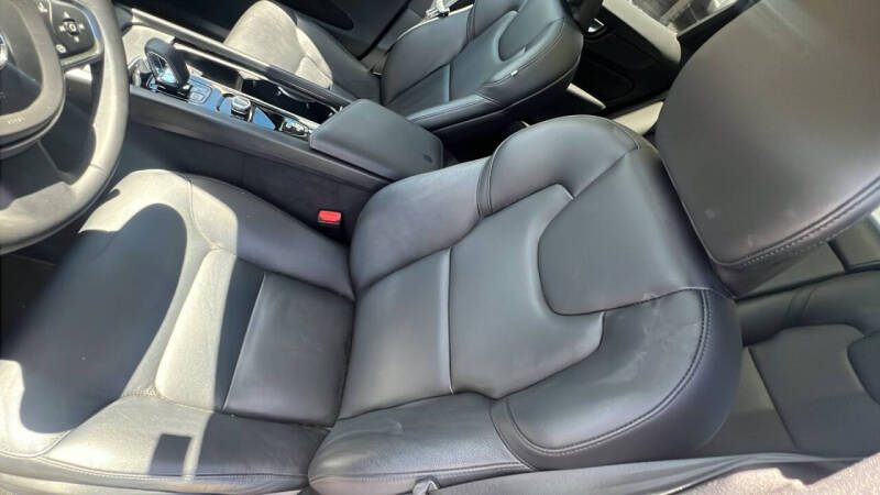 2024 Volvo XC60 B5 Core Dark Theme