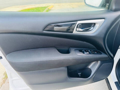 2017 Nissan Pathfinder SV