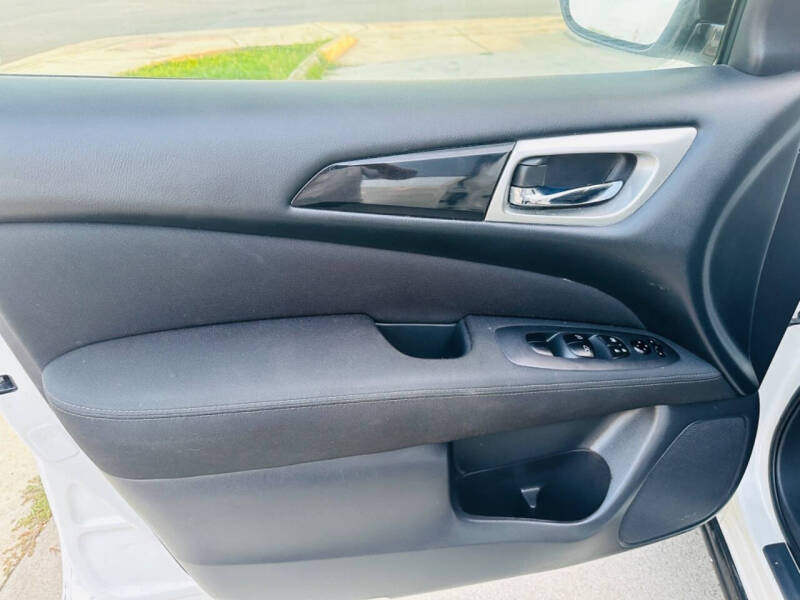 2017 Nissan Pathfinder SV